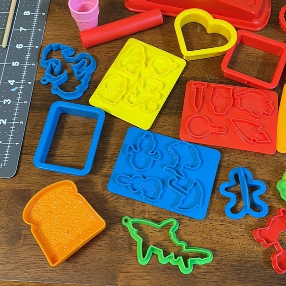 PRE OWNED 35 PIECE PLAY DOH ACCESSORY LOT - Picture 2 of 6